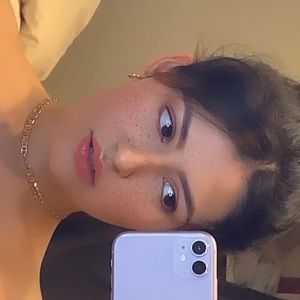 Meet your Posher, Holly